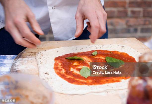 Künstlerische Handgefertigte Pizza Stockfoto und mehr Bilder von Basilikum - Basilikum, Bildschärfe, Blatt - Pflanzenbestandteile