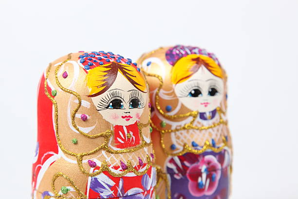 con espacio para la computadora muñecas rusas - russian nesting doll skill doll russia fotografías e imágenes de stock