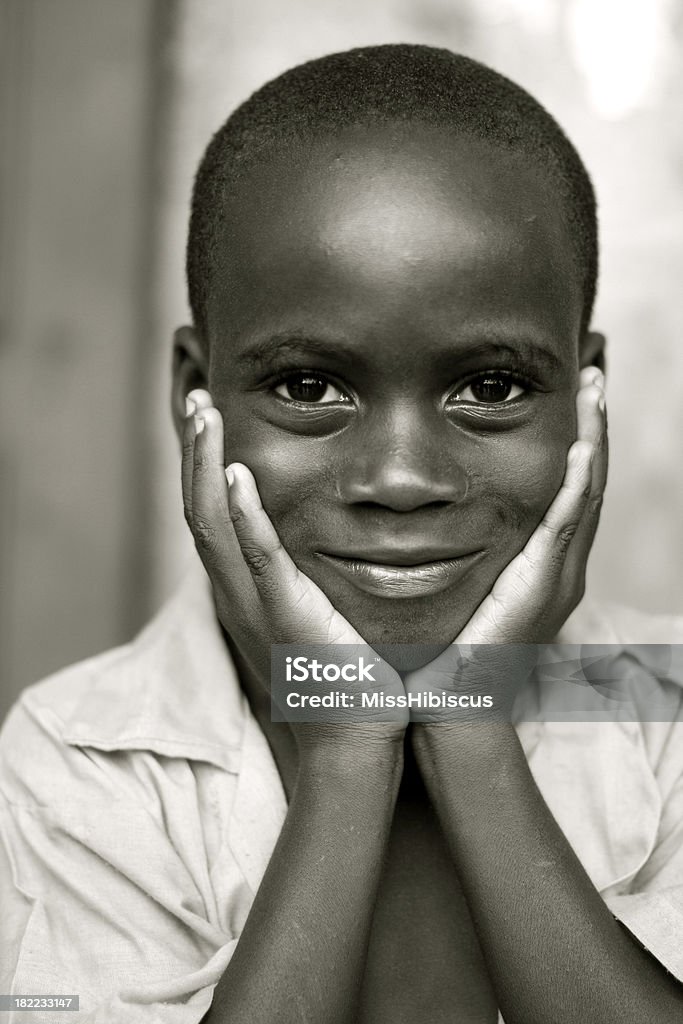 African Boy - Foto de stock de Blanco y negro libre de derechos