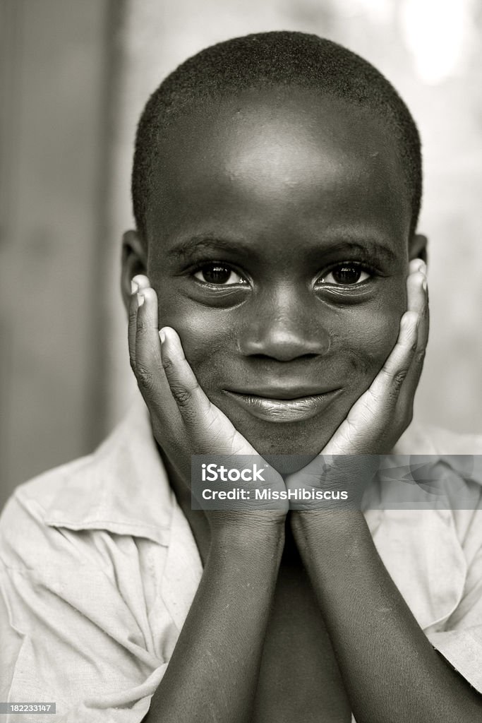 African chłopiec - Zbiór zdjęć royalty-free (Czarno biały)