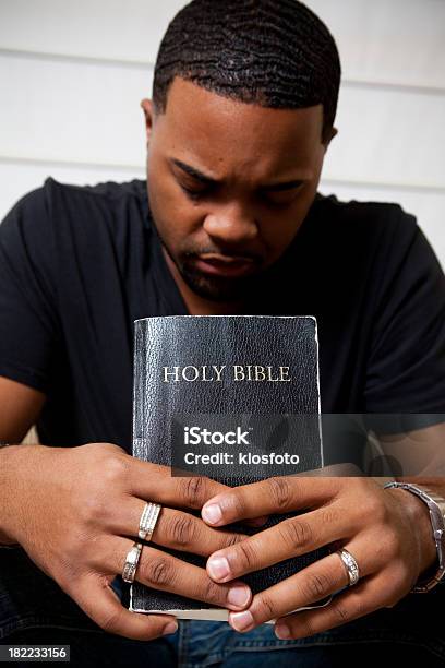Pregare Tenendo La Bibbia - Fotografie stock e altre immagini di Pregare - Pregare, Uomini, Abbigliamento casual