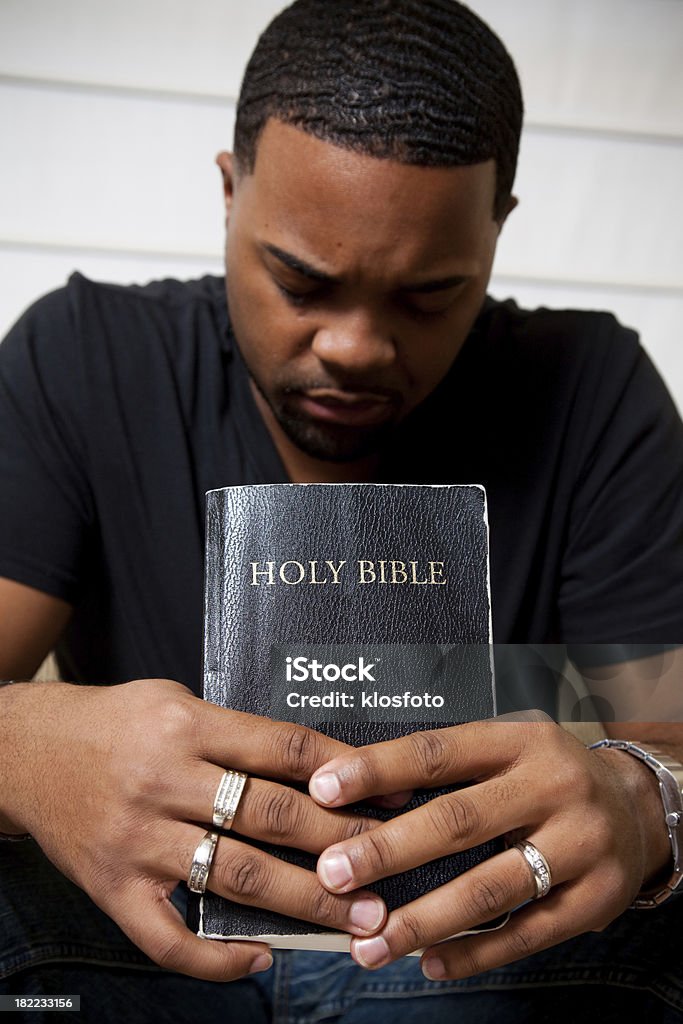 Louva enquanto segurando a Bíblia - Foto de stock de Homens royalty-free