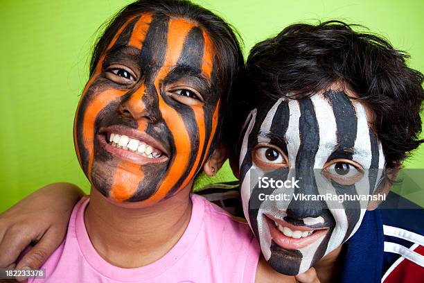 Indian Rapaz E Rapariga Com Tiras Pintura Facial Tigrezebra - Fotografias de stock e mais imagens de Amor