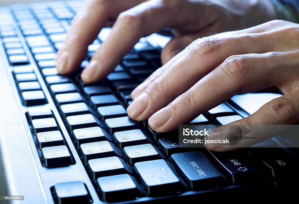 Ręce, pisanie na komputerze klawiatury - Zbiór zdjęć royalty-free (Biznes)