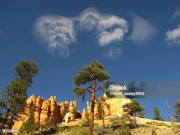 Nuvole Red Rock Bizzarro Byrce Parco Nazionale - Fotografie stock e altre immagini di Albero - Albero, Albero sempreverde, Ambientazione esterna