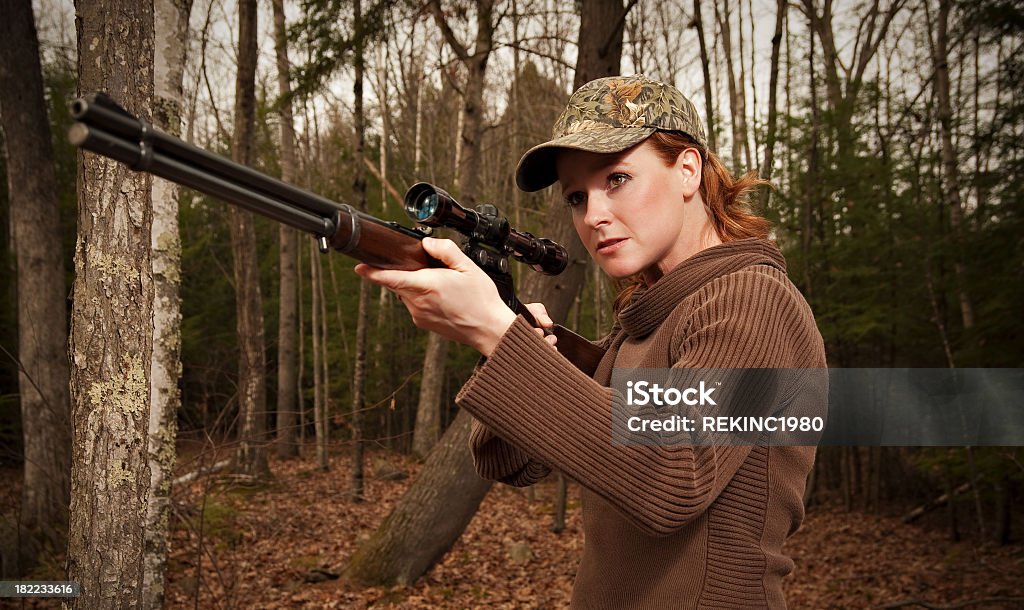 Feminino "Caçador na floresta com um Rifle - Foto de stock de Caça royalty-free