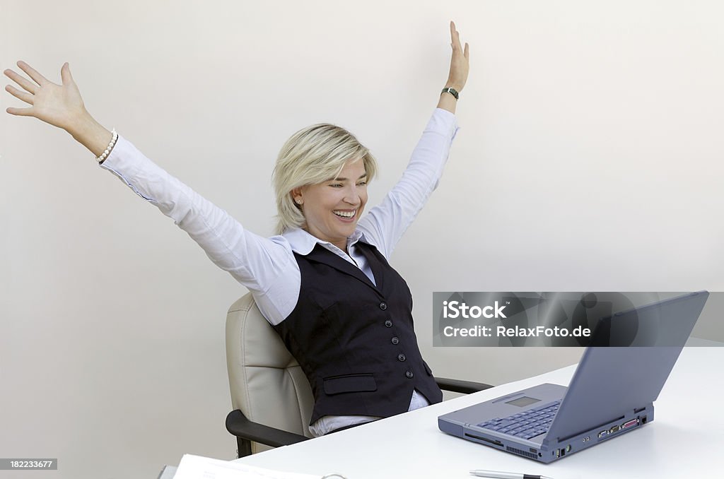 Szczęśliwy uśmiech blond Biznesmenka podnoszenie broni na laptopa - Zbiór zdjęć royalty-free (30-39 lat)