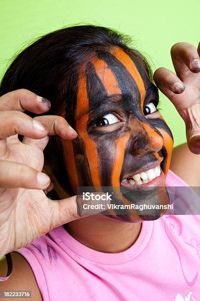 Ragazza Indiana Indossa A Strisce Di Tigre Sul Suo Volto - Fotografie stock e altre immagini di Arancione