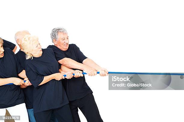 Anziani Uomo E Donna Giocare A Tiro Alla Fune - Fotografie stock e altre immagini di 60-69 anni - 60-69 anni, 65-69 anni, 70-79 anni