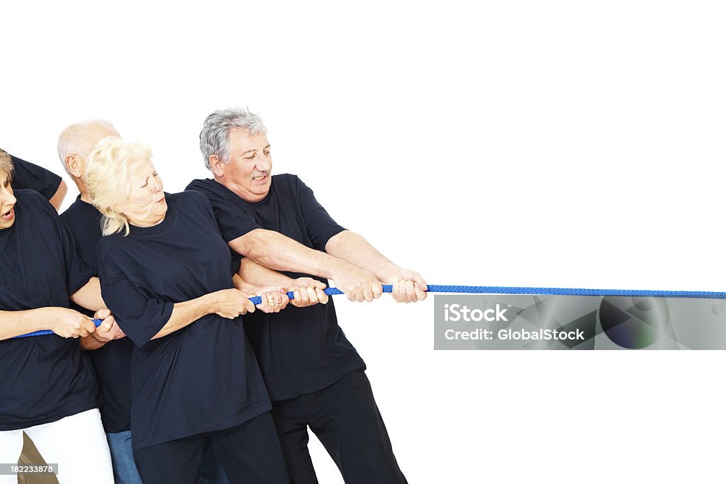 Пожилые мужчины и женщины играют Упорная борьба - Стоковые фото 60-69 лет роялти-фри