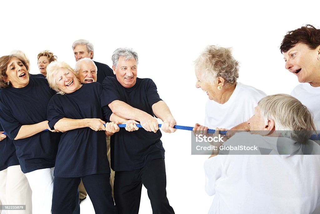 Sênior mulheres e homens jogando cabo de guerra - Foto de stock de 60 Anos royalty-free