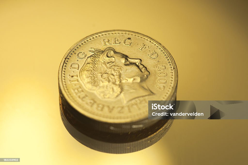 Einpfundstück auf einem reflektierenden Hintergrund Gold - Lizenzfrei Britische Währung Stock-Foto