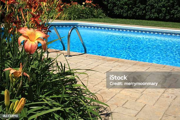 Foto de Piscina Com Espaço Para Texto e mais fotos de stock de Piscina - Piscina, Ajardinado, Azul