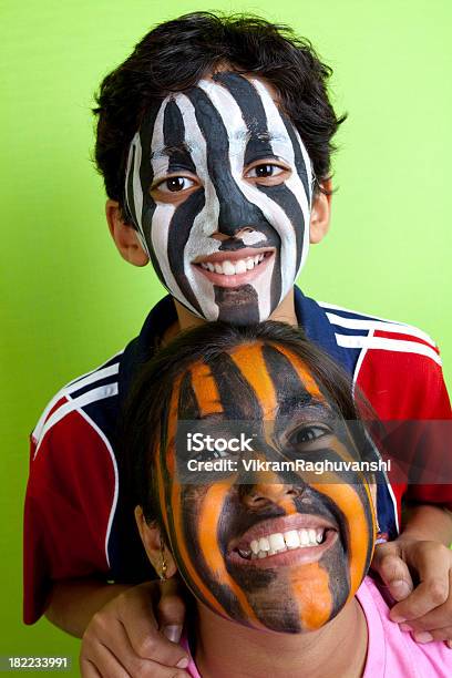 Photo libre de droit de Indian Garçon Et Fille Avec Des Beignets De Tigre Zèbre Maquillage Traditionnel Du Visage banque d'images et plus d'images libres de droit de Affectueux