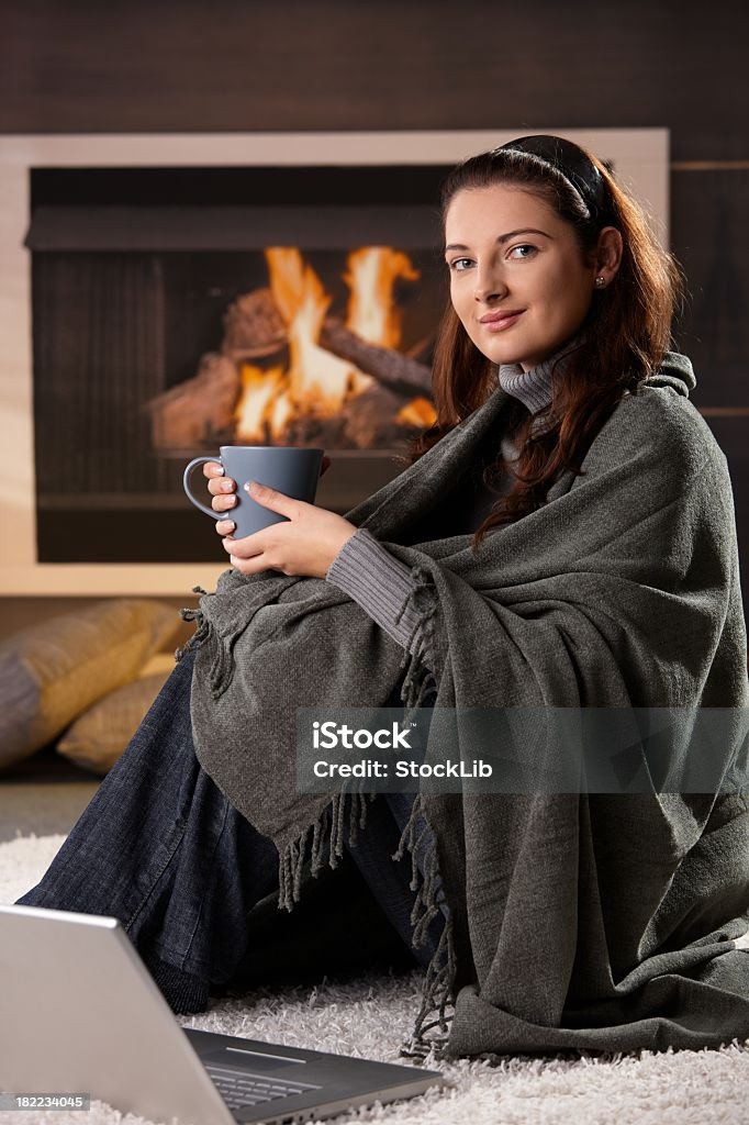 Mujer sentada en una chimenea - Foto de stock de 16-17 años libre de derechos