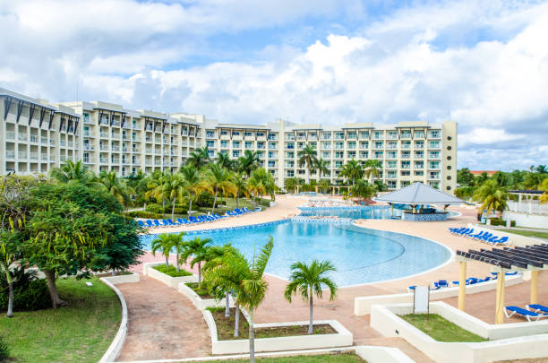 バラデロ(キューバ)のラグジュアリーホテル - tourist resort apartment swimming pool caribbean ストックフォトと画像