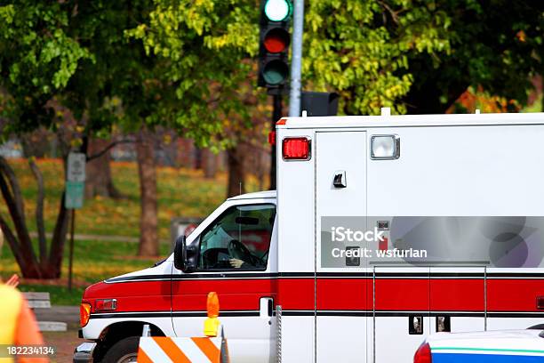 Ambulância - Fotografias de stock e mais imagens de Acidentes e Desastres - Acidentes e Desastres, Ambulância, Assistência