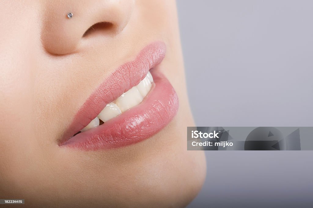 Bellissima sorriso - Foto stock royalty-free di Piercing