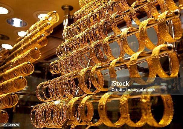 Fondo De Oro Foto de stock y más banco de imágenes de Accesorio personal - Accesorio personal, Cadena de Oro, Chatarra