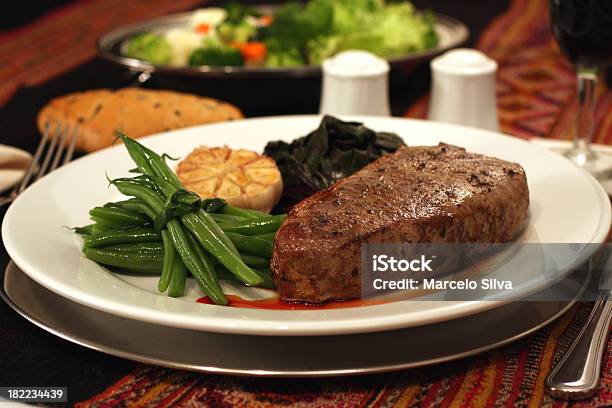 Photo libre de droit de Élégant Délicieux Steak banque d'images et plus d'images libres de droit de Bifteck - Bifteck, Assiette, Élégance