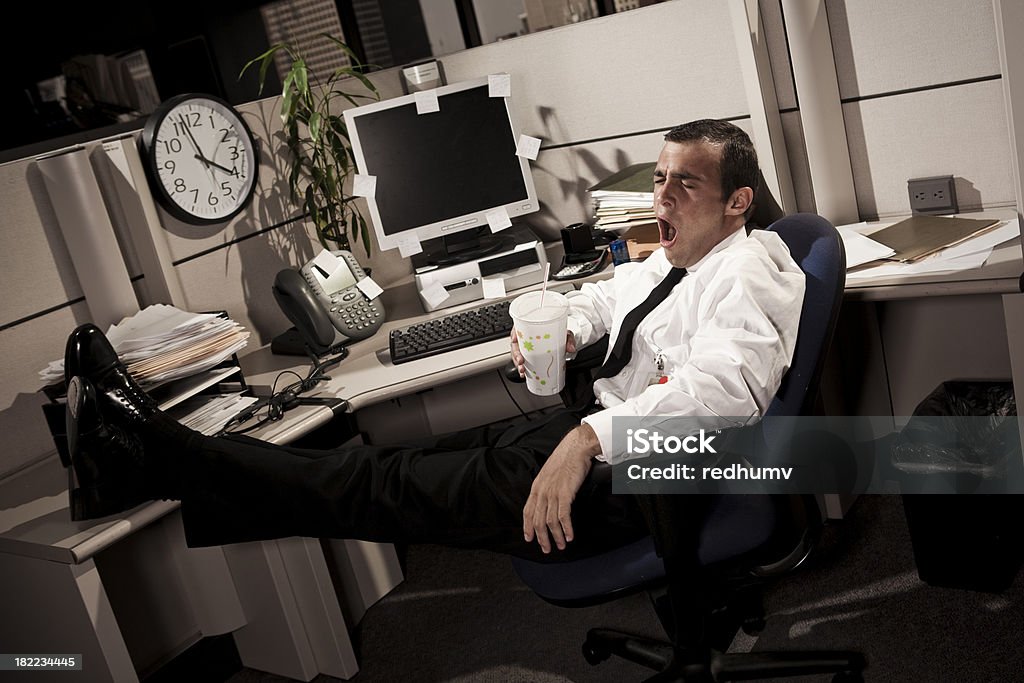 Cansado hombre de negocios en la oficina independiente - Foto de stock de Aburrimiento libre de derechos