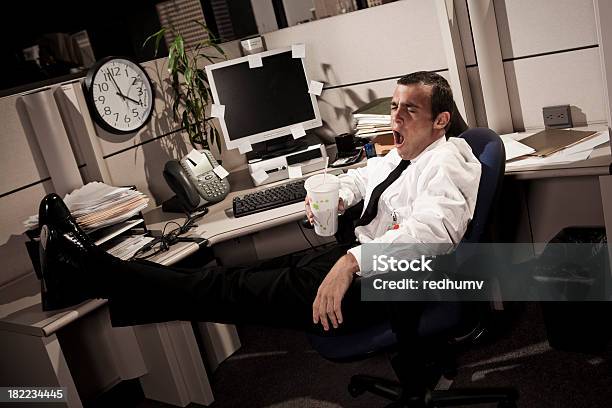 Cansado Hombre De Negocios En La Oficina Independiente Foto de stock y más banco de imágenes de Aburrimiento