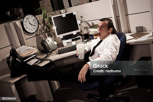 Cansado Homem De Negócios No Escritório Cubículos - Fotografias de stock e mais imagens de Adulto - Adulto, Bocejar, Calças