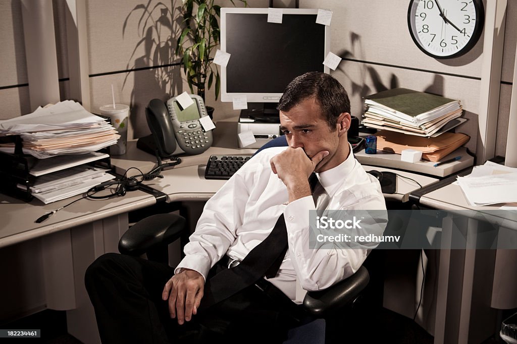 Entediado homem de negócios pensando em escritório em box - Foto de stock de Cubículos royalty-free