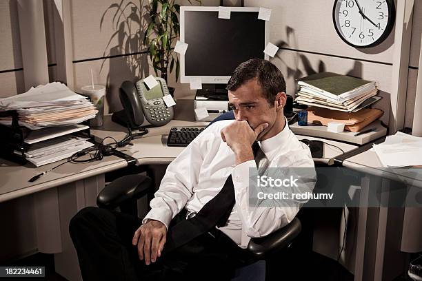 Foto de Entediado Homem De Negócios Pensando Em Escritório Em Box e mais fotos de stock de Cubículos