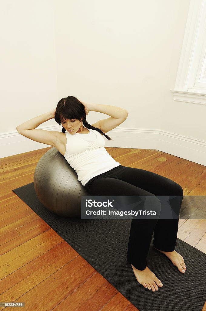 Ab trabalhar em uma bola de exercício - Foto de stock de 20 Anos royalty-free