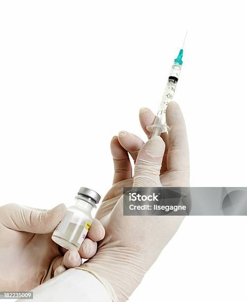 Vaccino In Mani - Fotografie stock e altre immagini di Accudire - Accudire, Bottiglia, Composizione verticale