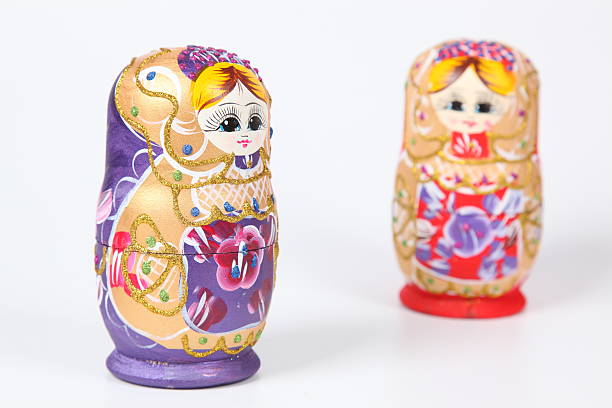 ninhos bonecas russas - russian nesting doll wood family teamwork - fotografias e filmes do acervo