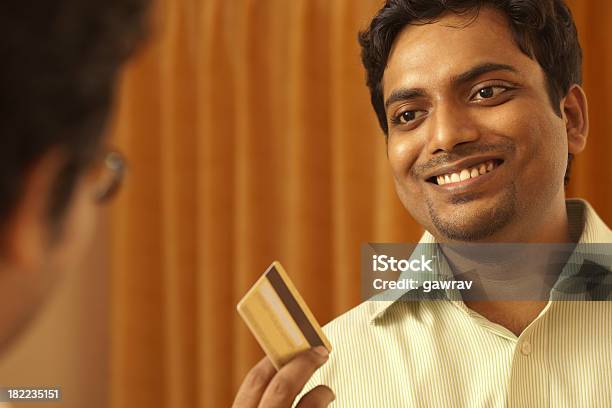 Hombre Feliz Mostrando Su Tarjeta De Crédito Para Otra Persona Foto de stock y más banco de imágenes de Actividad comercial