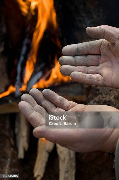 Hände Und Feuer Stockfoto und mehr Bilder von Lagerfeuer - Lagerfeuer, Offenes Feuer, 60-69 Jahre