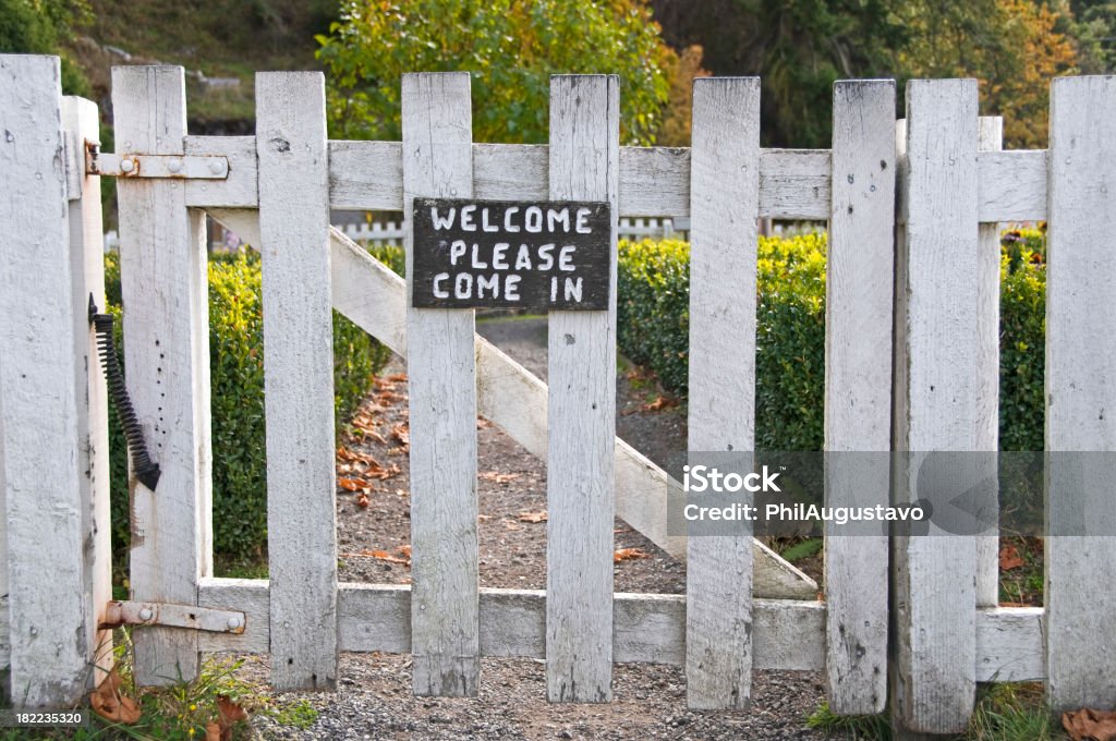 Welcome-Schild auf Garten-Tor - Lizenzfrei Baum Stock-Foto