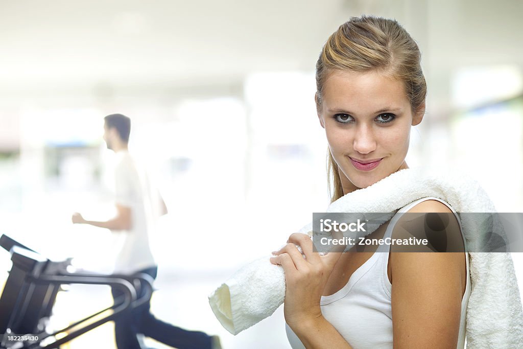 Linda menina com equipamentos de ginástica - Foto de stock de Academia de ginástica royalty-free