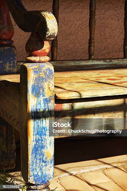 Tisch Aus Holz Möbel Getragen Stockfoto und mehr Bilder von Klappliegestuhl - Klappliegestuhl, Parkanlage, Stadt
