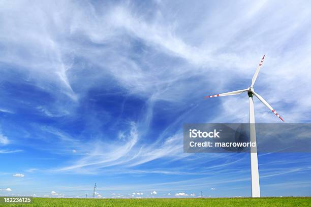 Foto de Moinhos De Vento e mais fotos de stock de Turbina Eólica - Turbina Eólica, Campo, Milho