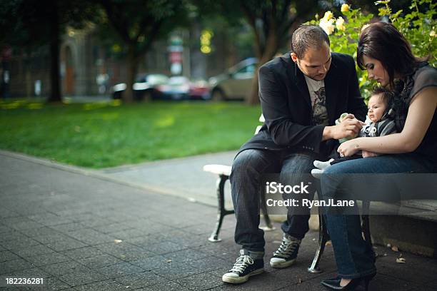 Junge Familie Die Pflege Des Babys Stockfoto und mehr Bilder von 0-11 Monate - 0-11 Monate, Arbeiten, Auf dem Schoß