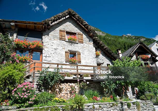 Photo libre de droit de Belle Vieille Maison banque d'images et plus d'images libres de droit de Alpes européennes - Alpes européennes, Alpes suisses, Bleu