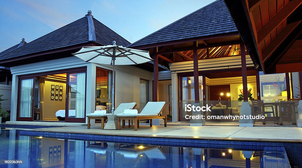 Villa de lujo con piscina con estilo asiático - Foto de stock de Hotel libre de derechos