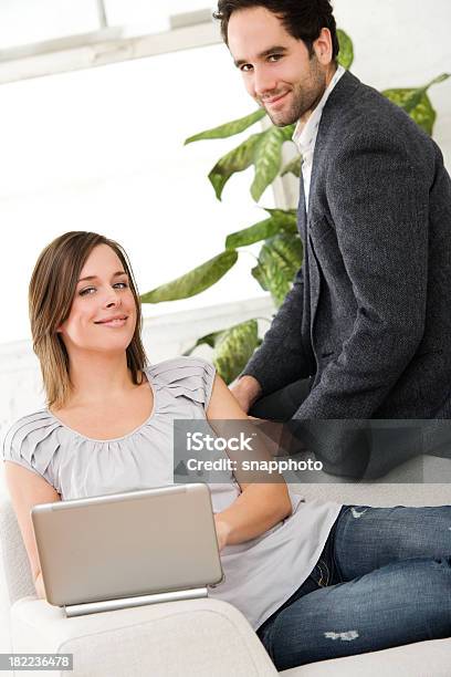 Attraktives Paar Zu Hause Mit Netbook Computer Stockfoto und mehr Bilder von 25-29 Jahre - 25-29 Jahre, 30-34 Jahre, Attraktive Frau