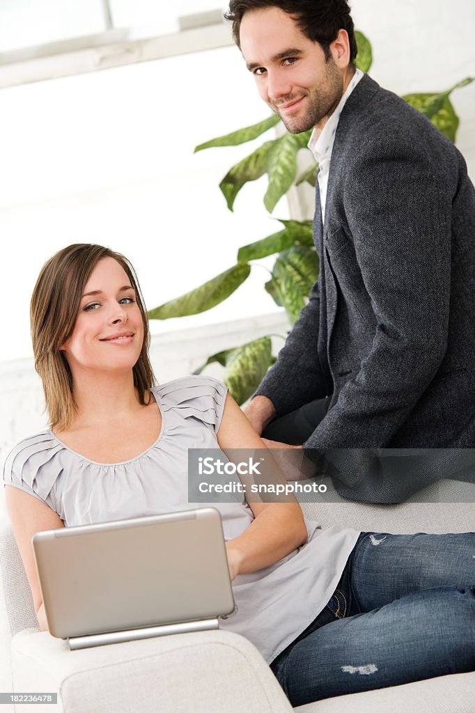Привлекательные пара на дому с использованием ноутбука Нетбук - Стоковые фото 25-29 лет роялти-фри