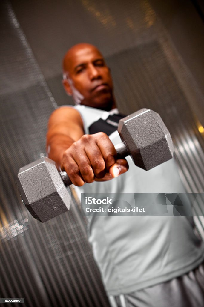 Hombre haciendo ejercicios - Foto de stock de 45-49 años libre de derechos