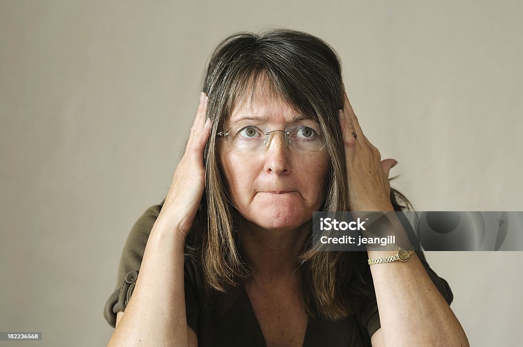 Stupide femme essayant de se souvenir de quelque chose - Photo de 50-54 ans libre de droits