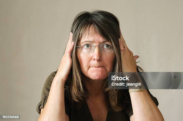 Photo libre de droit de Stupide Femme Essayant De Se Souvenir De Quelque Chose banque d'images et plus d'images libres de droit de 50-54 ans