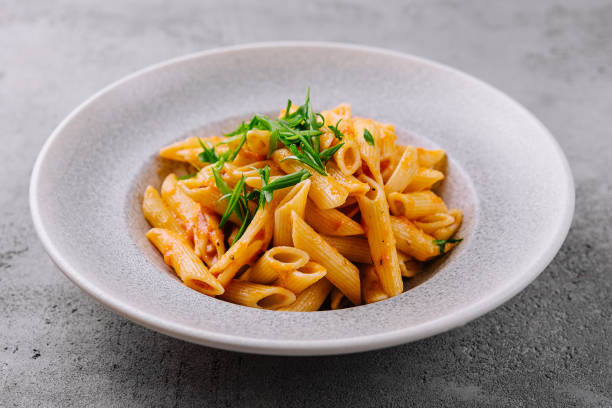 Penne alla Vodca com Camarão: Sofisticação e Paladar - receita deliciosa profissional - passo 2