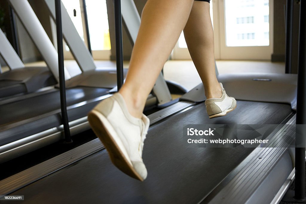 Correr en la máquina trotadora - Foto de stock de Actividad libre de derechos