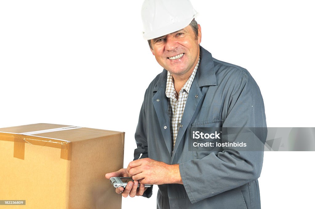 Cheking uomo di magazzino scatole usando un palmare - Foto stock royalty-free di A quadri