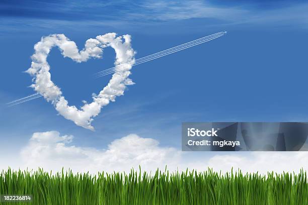 Miłość W Niebo - zdjęcia stockowe i więcej obrazów Pisanie na niebie - Pisanie na niebie, Serce - Symbol idei, Niebo - Zjawisko naturalne